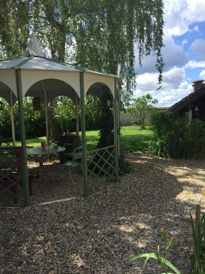 Sous La Tour Bed & Breakfast Agencourt Luaran gambar
